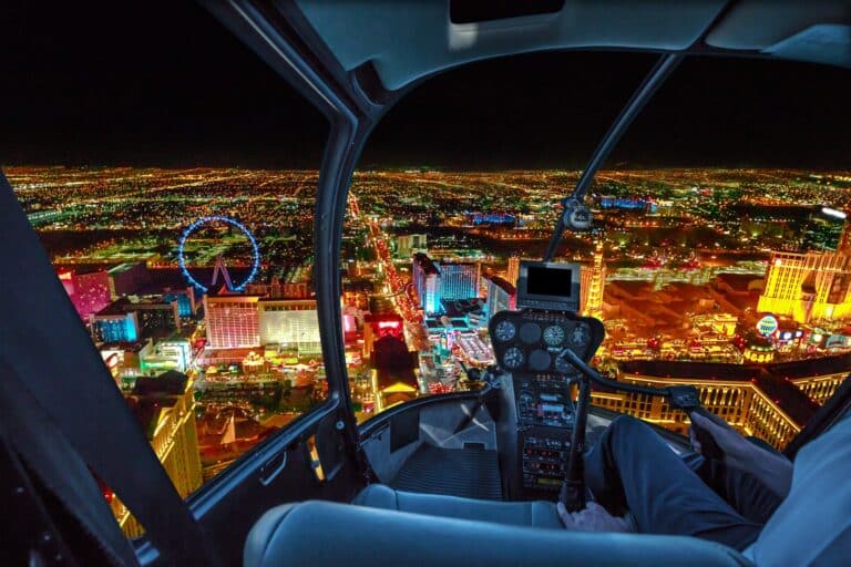 Paseo en helicóptero sobre Las Vegas de noche — tour en español desde 29 USD